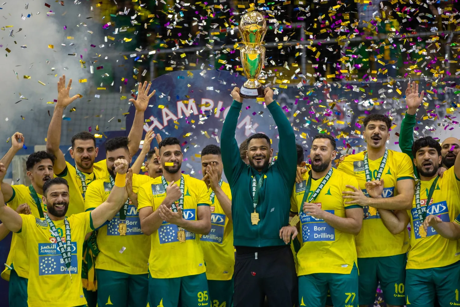 لاعبو الخليج لدى تتويجهم بكأس النخبة لكرة اليد (تصوير: عيسى الدبيسي)