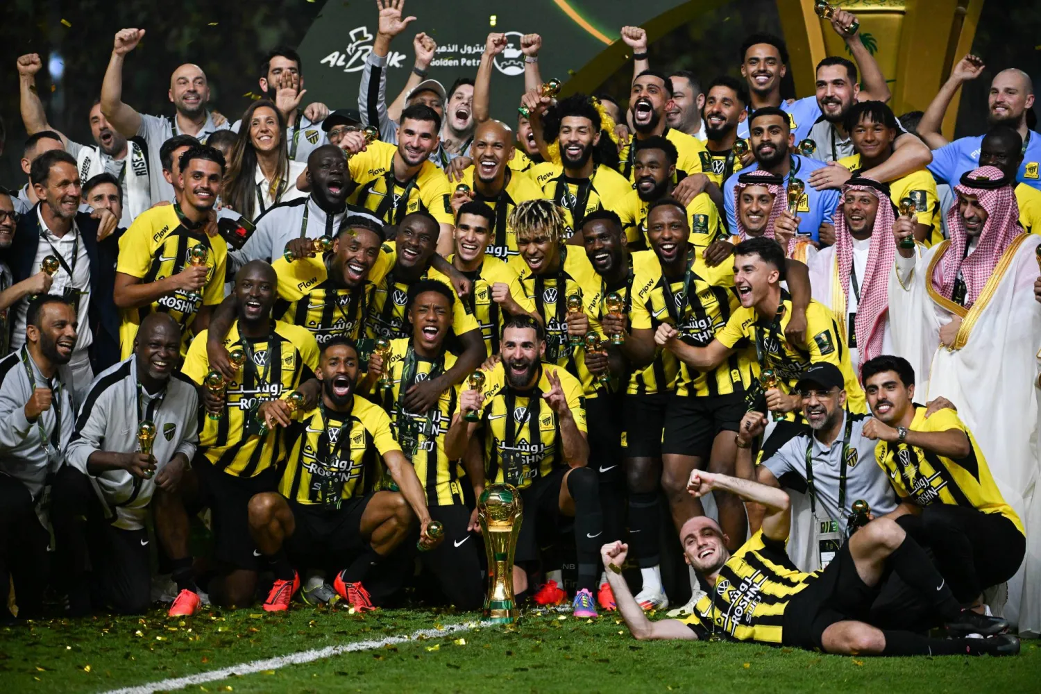 لاعبو الاتحاد خلال التتويج (تصوير: علي خمج)