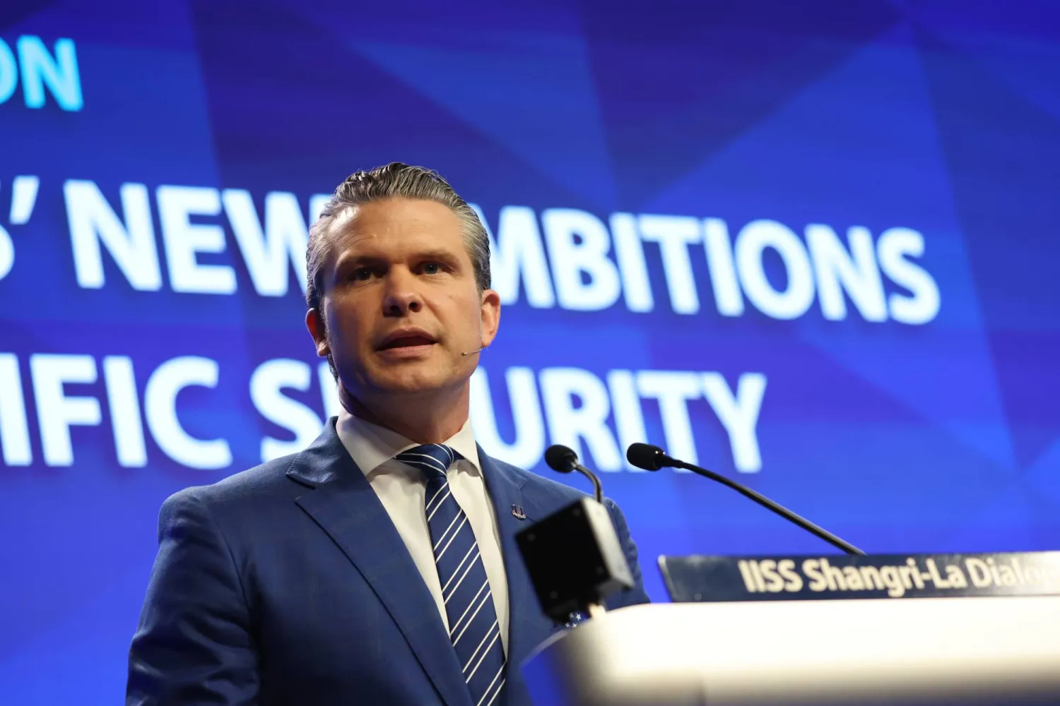 وزير الدفاع الأميركي بيت هيغسيث متحدثاً في منتدى شانغريلا للأمن والحوار في سنغافورة (إ.ب.أ)