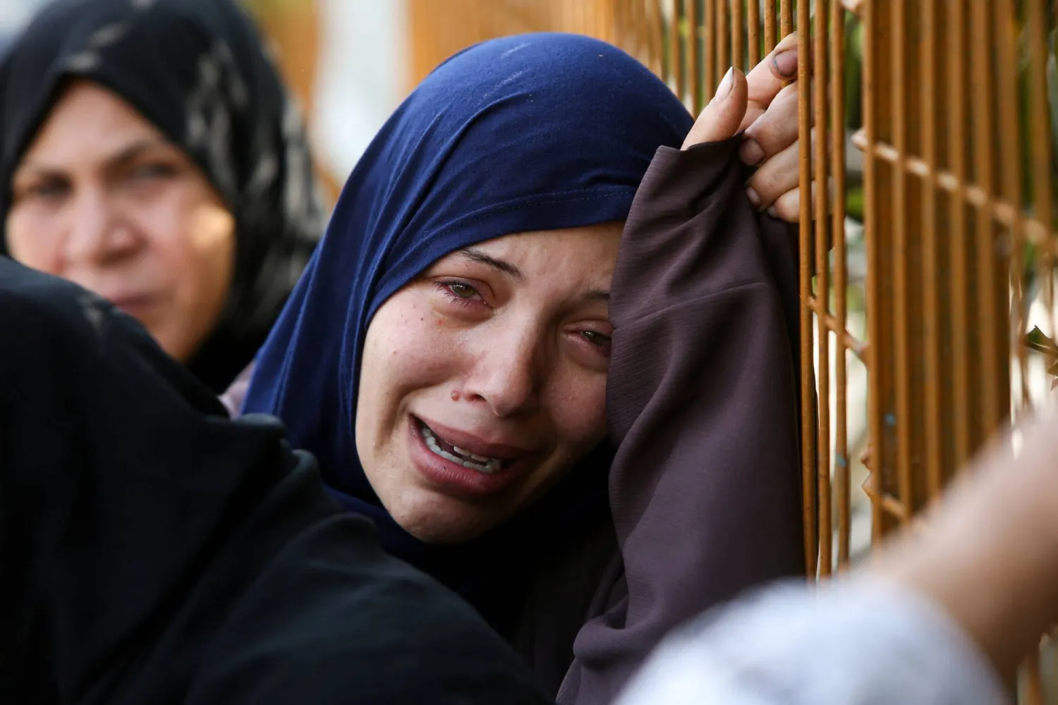سيدة تبكي في جنازة فلسطينيين قتلوا في غارات إسرائيلية بمستشفى الناصر بخان يونس جنوب قطاع غزة (رويترز)