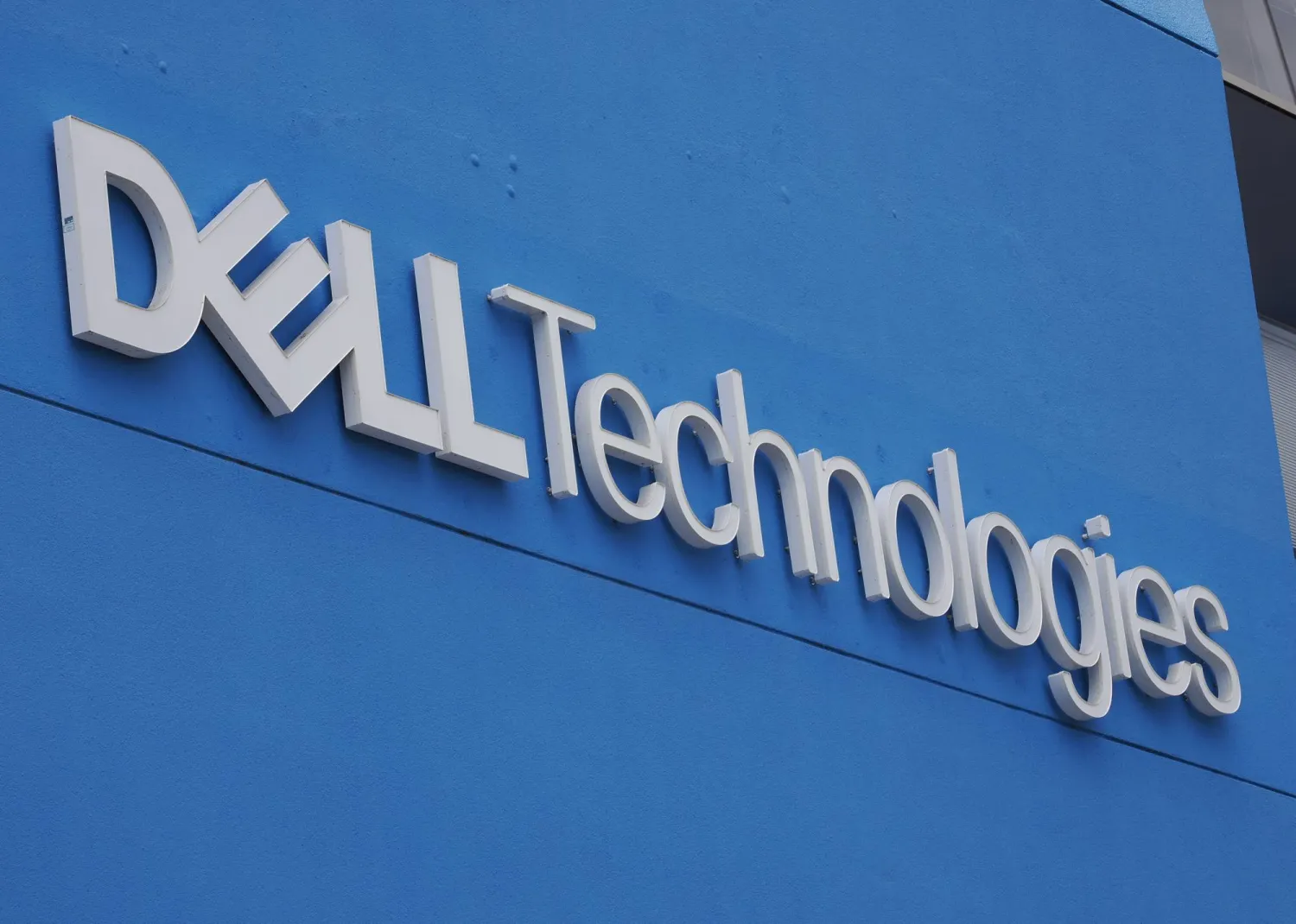 «ديل» من بين 10 شركات مقاولات تقنية تسعى الحكومة لخفض إنفاقها (إ.ب.أ)