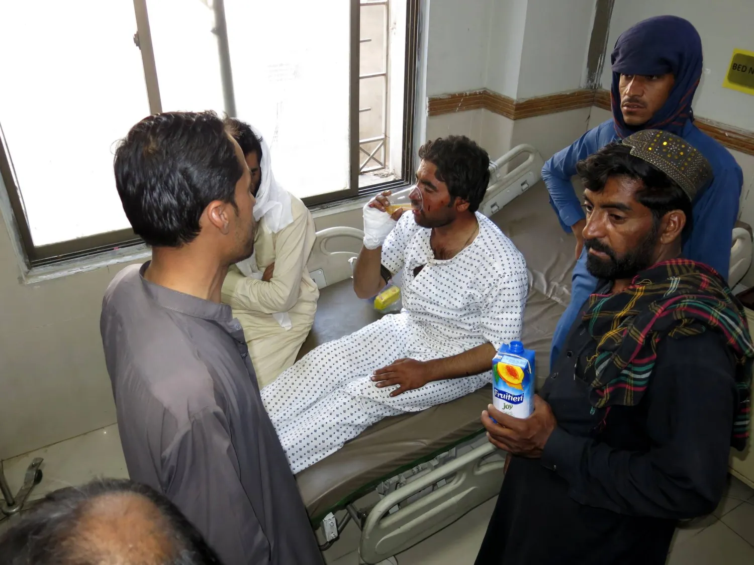 رجل مصاب في انفجار بمنطقة نوان كيلي يتلقى العلاج بعد نقل المصابين إلى مستشفى في كويتا عاصمة إقليم بلوشستان باكستان في 1 يونيو 2025 (إ.ب.أ)