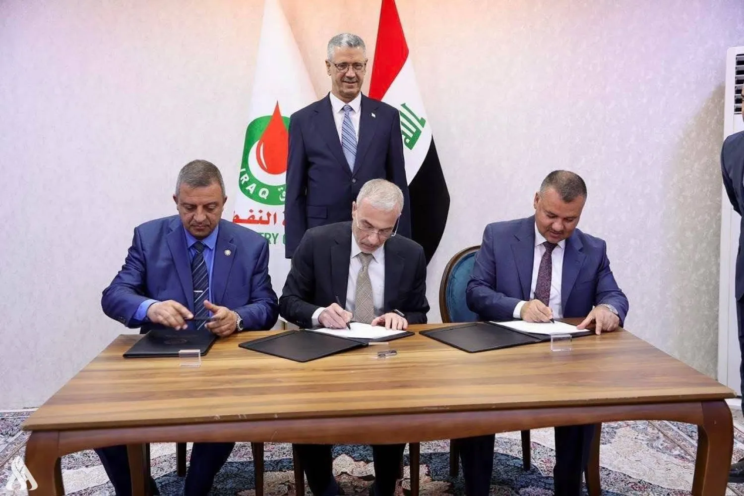 وزير النفط العراقي يشهد توقيع عقد حفر أول بئر استكشافية (إكس)