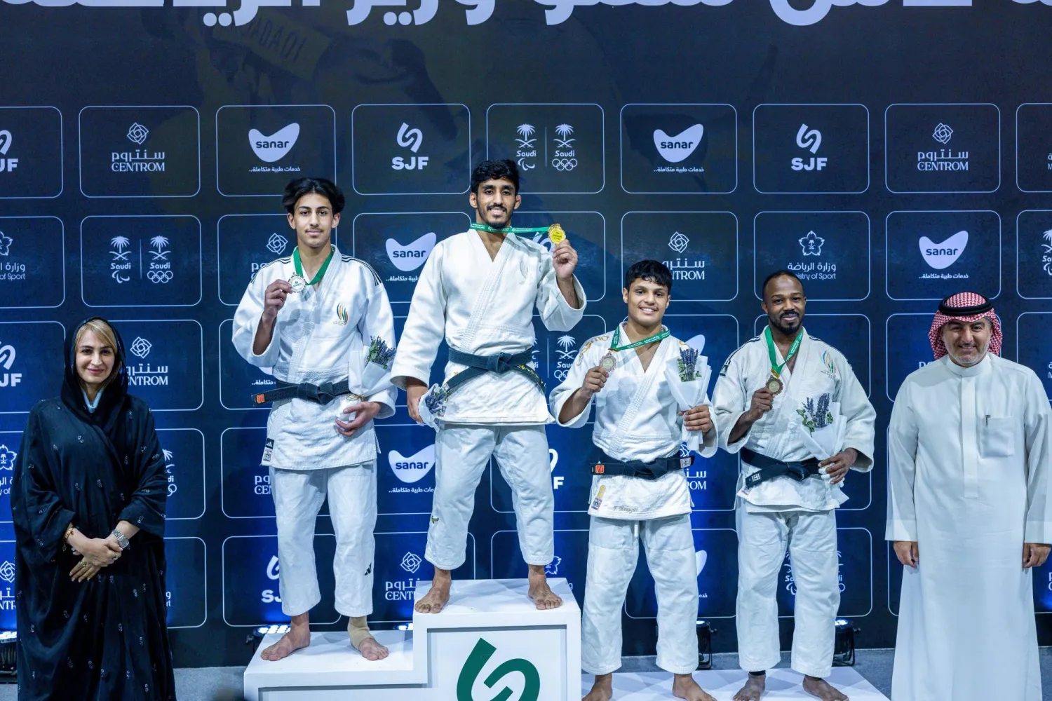 عبد العزيز البسام رئيس الاتحاد مع الفائزين بالميداليات (الاتحاد السعودي للجودو)