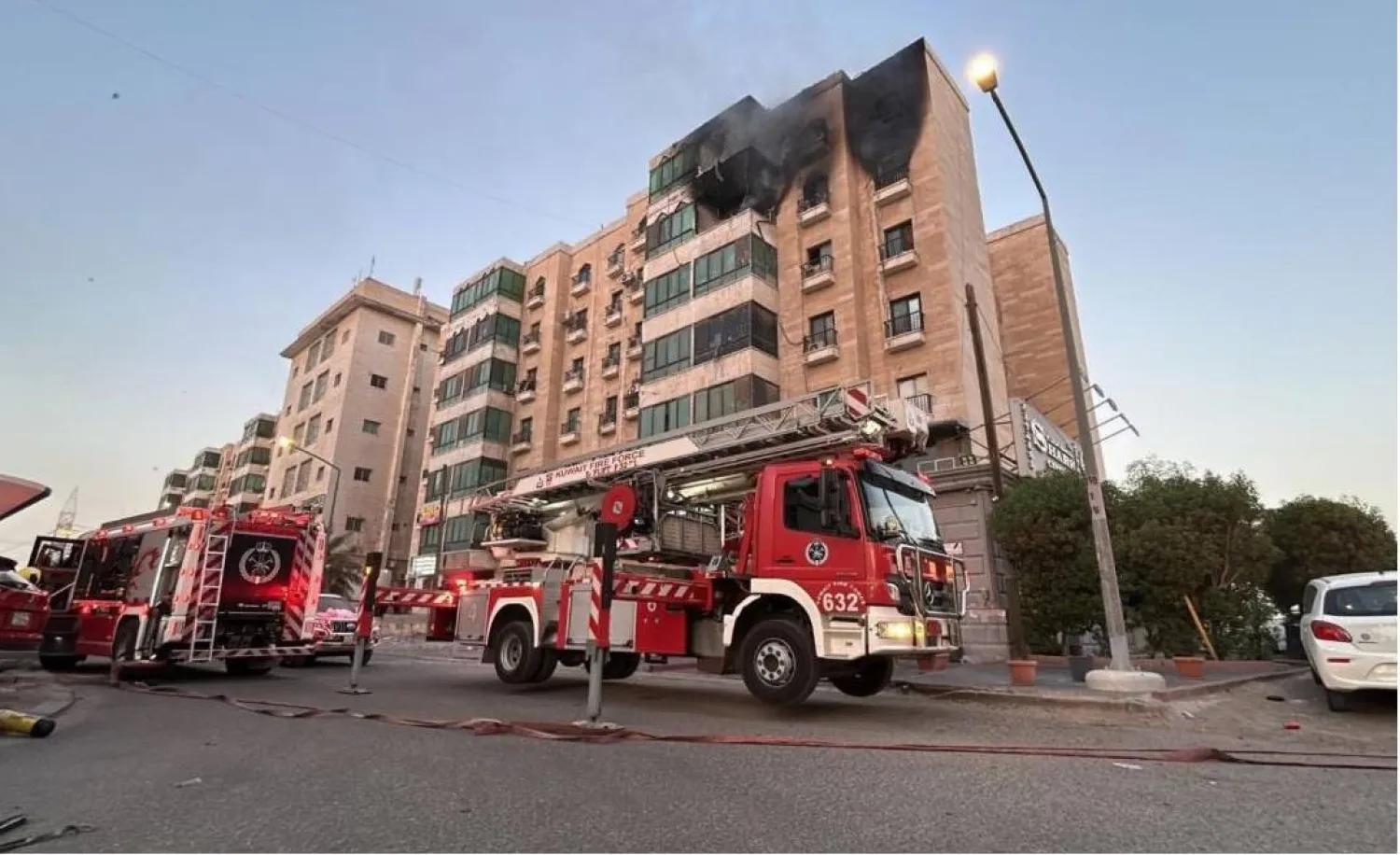 آثار الحريق في العمارة المنكوبة (قوة الإطفاء العام)