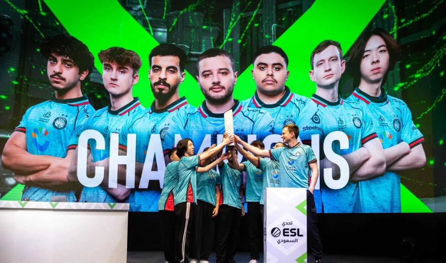 جانب من تتويج فريق تويستد مايندز (اتحاد الرياضات الإلكترونية)