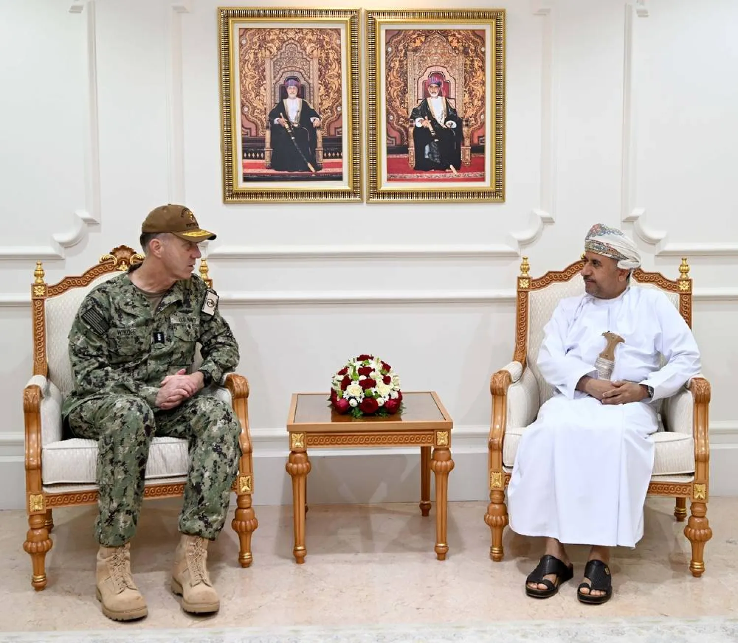 محمد بن ناصر الزعابي أمين عام وزارة الدفاع العمانية والفريق بحري جورج إم. ويكوف قائد القيادة الوسطى للقوات البحرية الأميركية (العمانية)