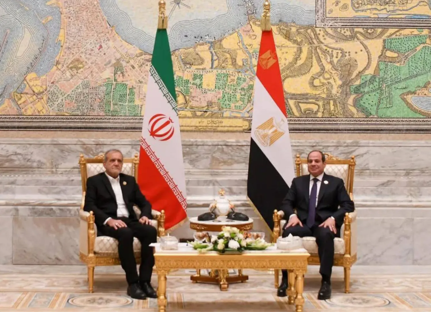 الرئيس المصري عبد الفتاح السيسي ونظيره الإيراني مسعود بزشكيان في لقاء سابق بالقاهرة ديسمبر الماضي (الرئاسة المصرية)