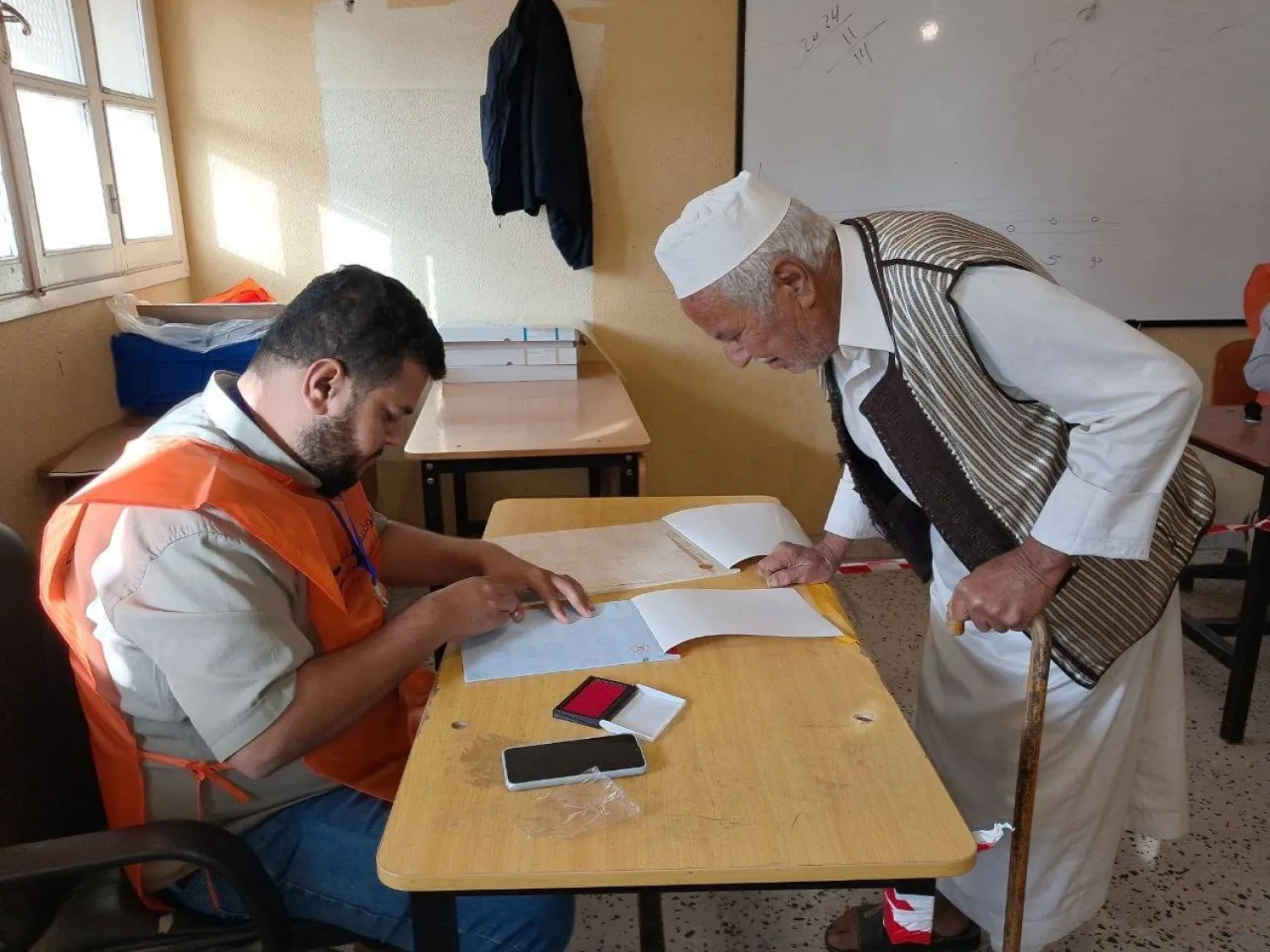 مسن ليبي يدلي بصوته في الجولة الأولى من الانتخابات البلدية في نوفمبر الماضي (مفوضية الانتخابات)