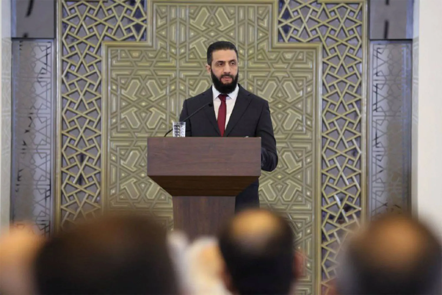 الرئيس السوري أحمد الشرع يتحدث في اختتام مؤتمر الحوار الوطني بدمشق في فبراير الماضي (أ.ف.ب)