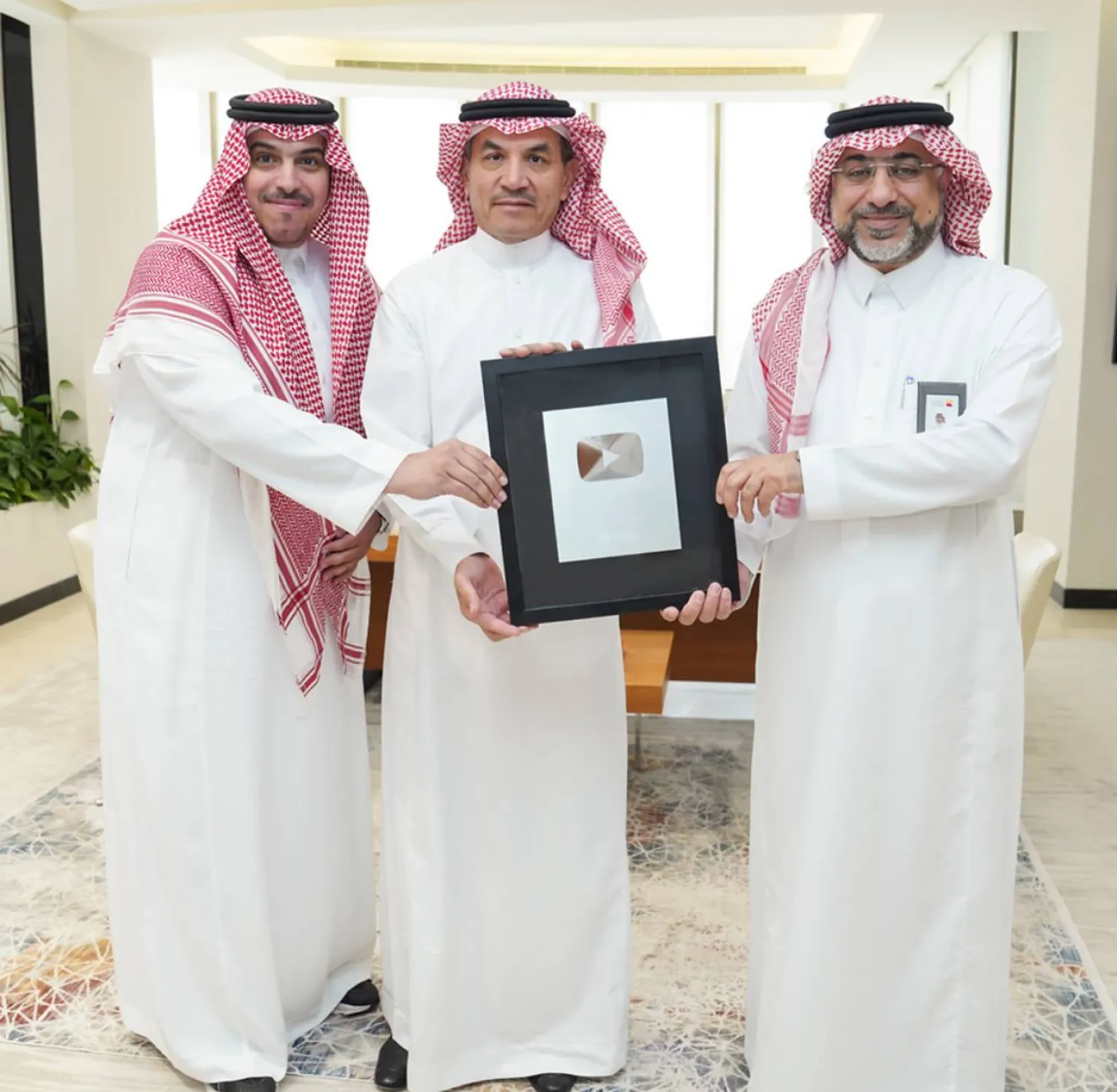 «بنك البلاد» يحصد «الدرع الفضية» من «يوتيوب» بوصفه أول مؤسسة مالية سعودية