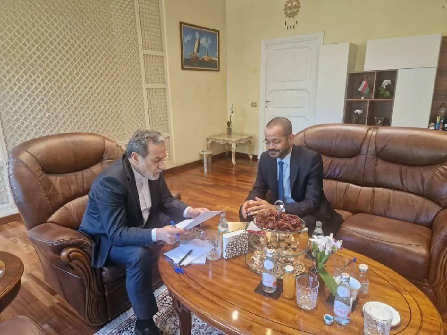 عراقجي والبوسعيدي وسيط المفاوضات النووية داخل السفارة العمانية في روما (الخارجية الإيرانية)