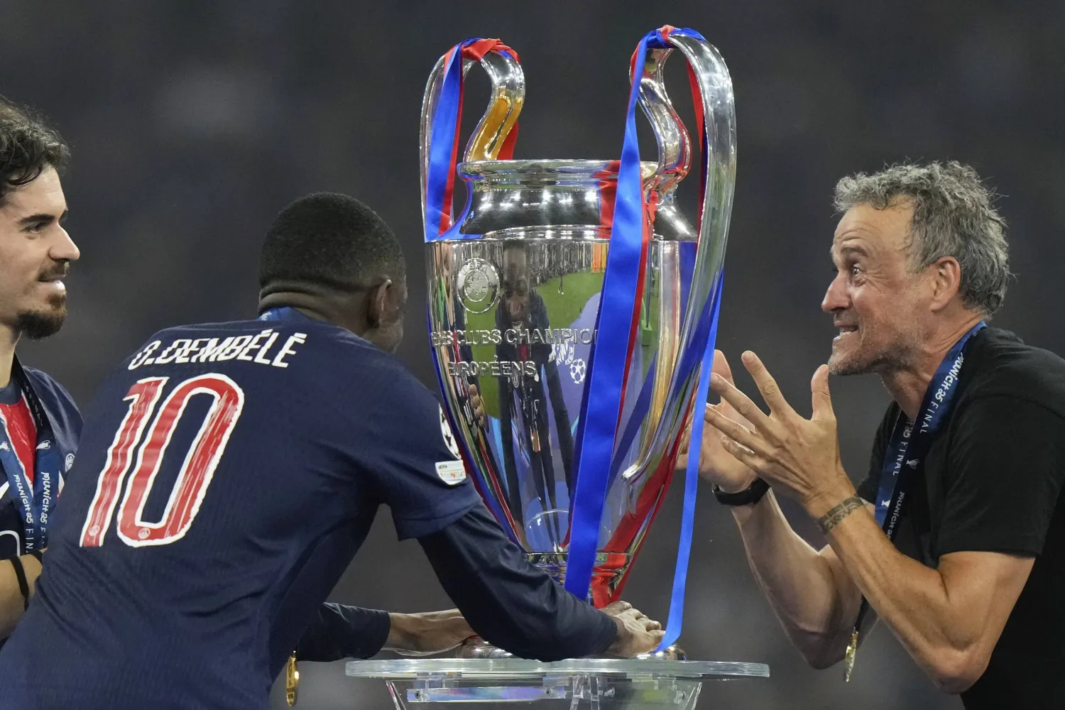 ديمبلي ومدربه إنريكي خلال التتويج بالكأس الأوروبية (أ.ب)
