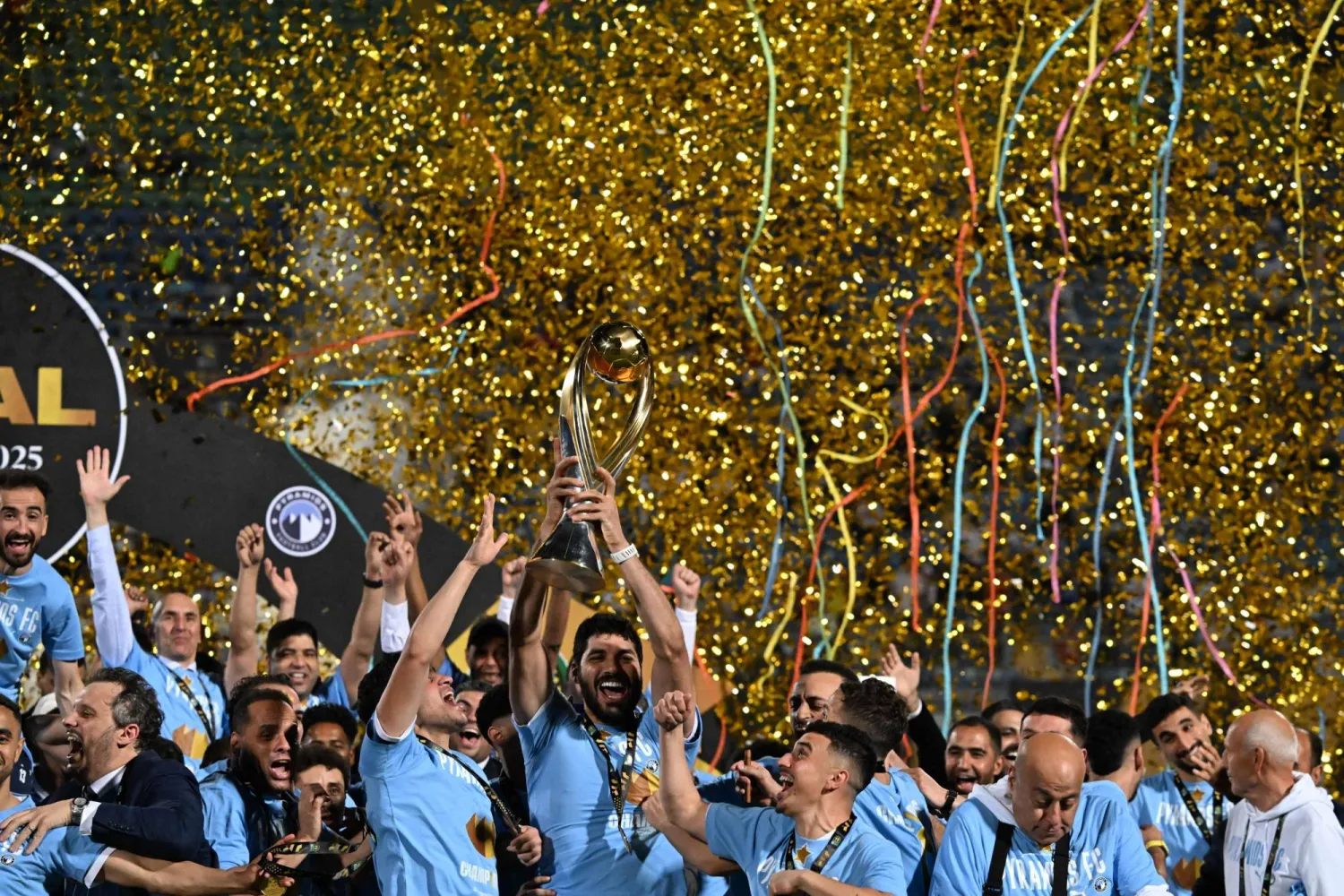 لحظة تتويج بيراميدز باللقب القاري (أ.ف.ب)