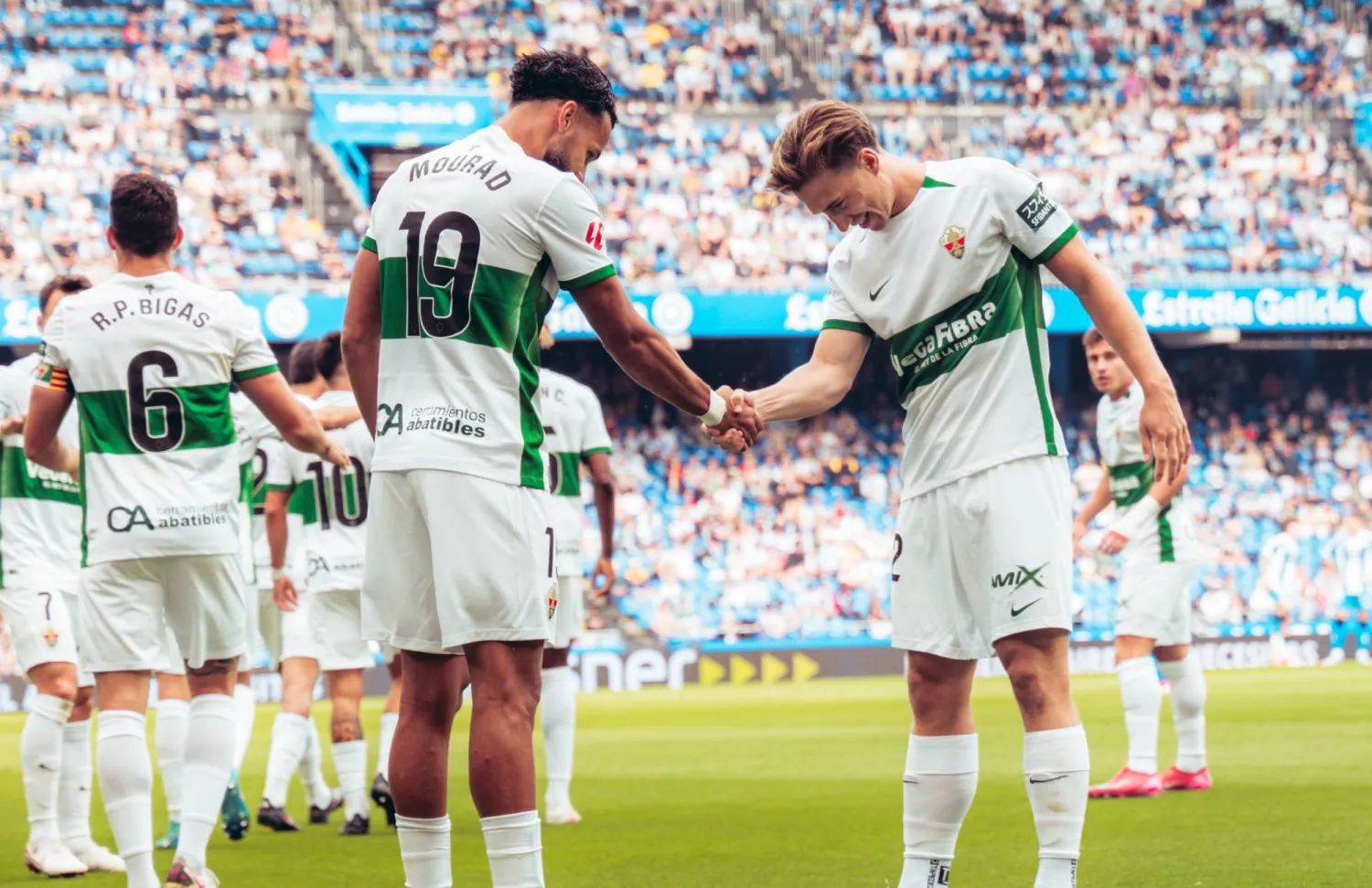 فرحة بعد أحد الأهداف في المباراة (الشرق الأوسط) 