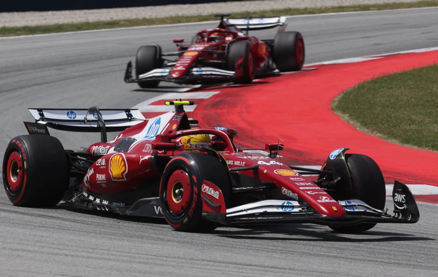 هاميلتون خلال السباق (أ.ف.ب)