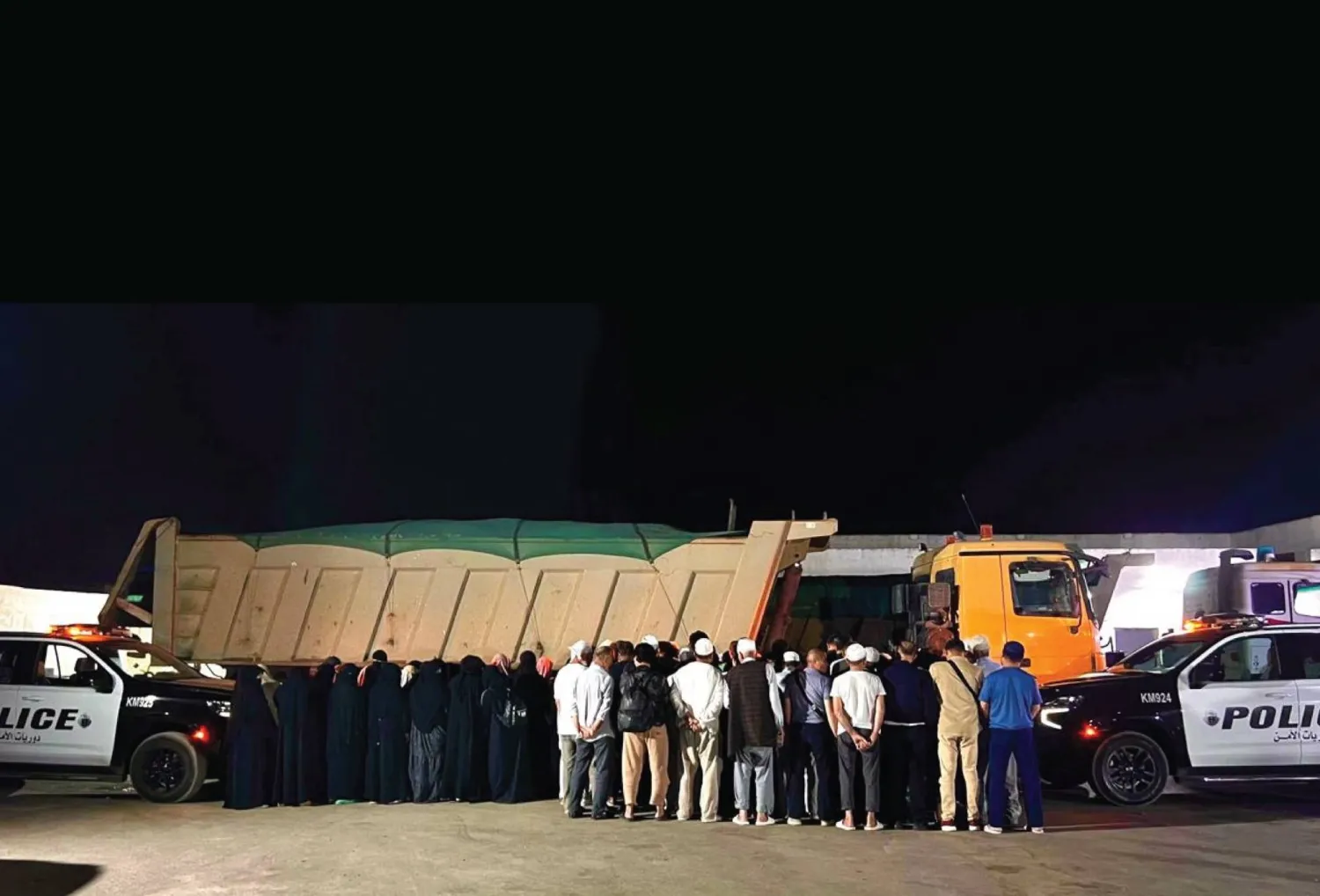 المخالفون بعد إخراجهم من المركبات الثقيلة وهم في طريقهم إلى مكة المكرمة (الأمن العام)