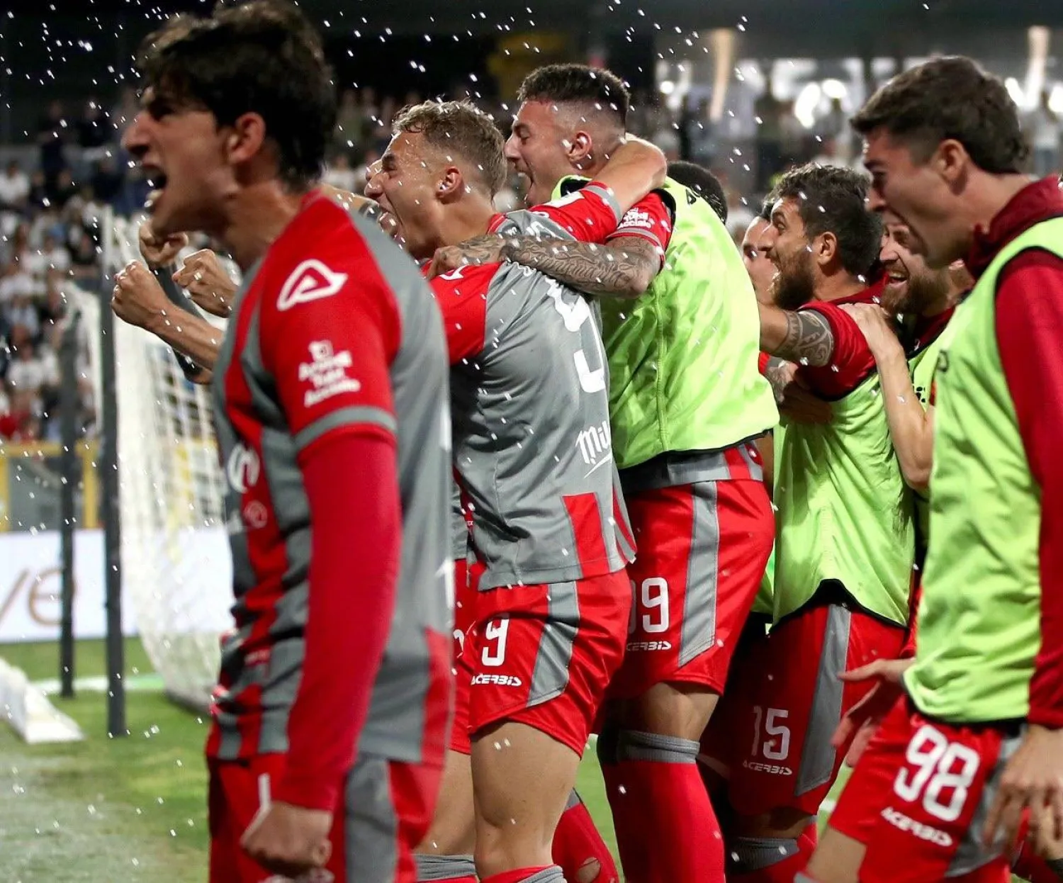 لاعبو كريمونيزي يحتفلون بالصعود (الشرق الأوسط)