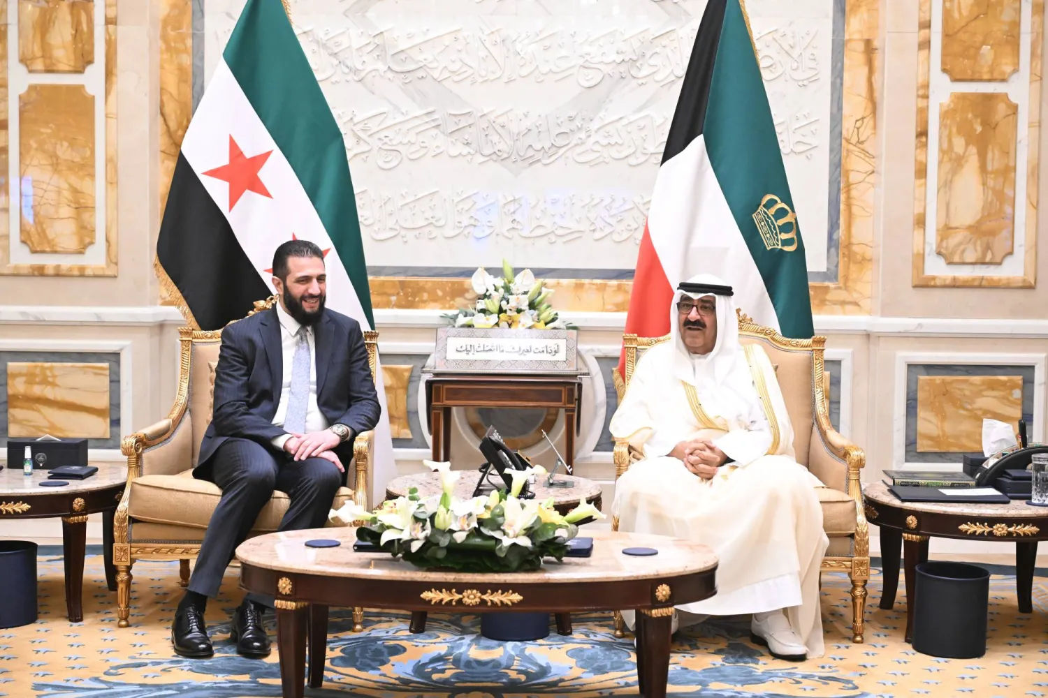 الشيخ مشعل الأحمد الجابر الصباح أمير الكويت والرئيس السوري أحمد الشرع خلال جلسة مباحثات رسمية تمّ عقدها اليوم (كونا)