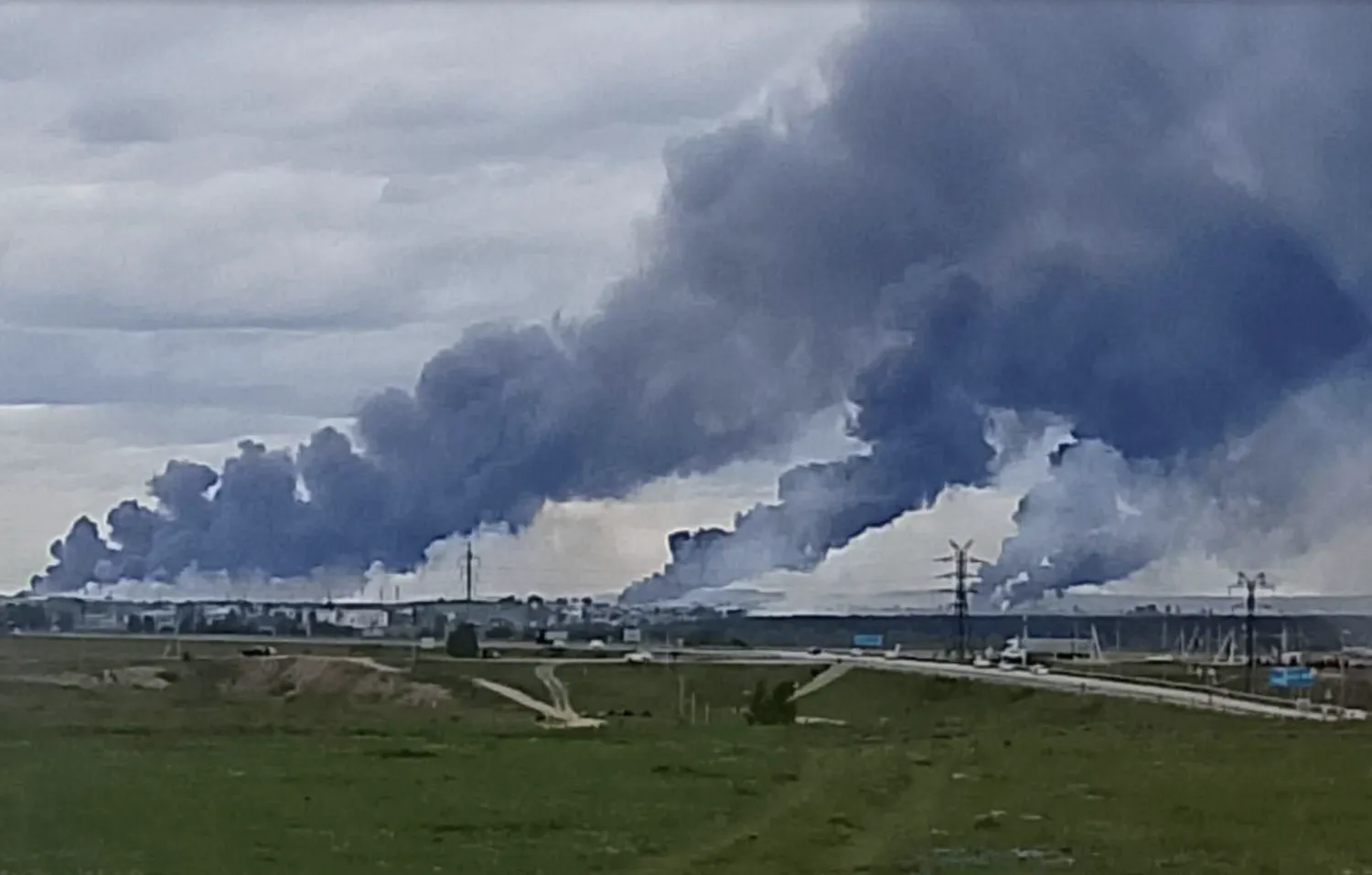 الدخان يتصاعد من إحدى القواعد التي تعرضت للقصف في سيبيريا (متداولة)