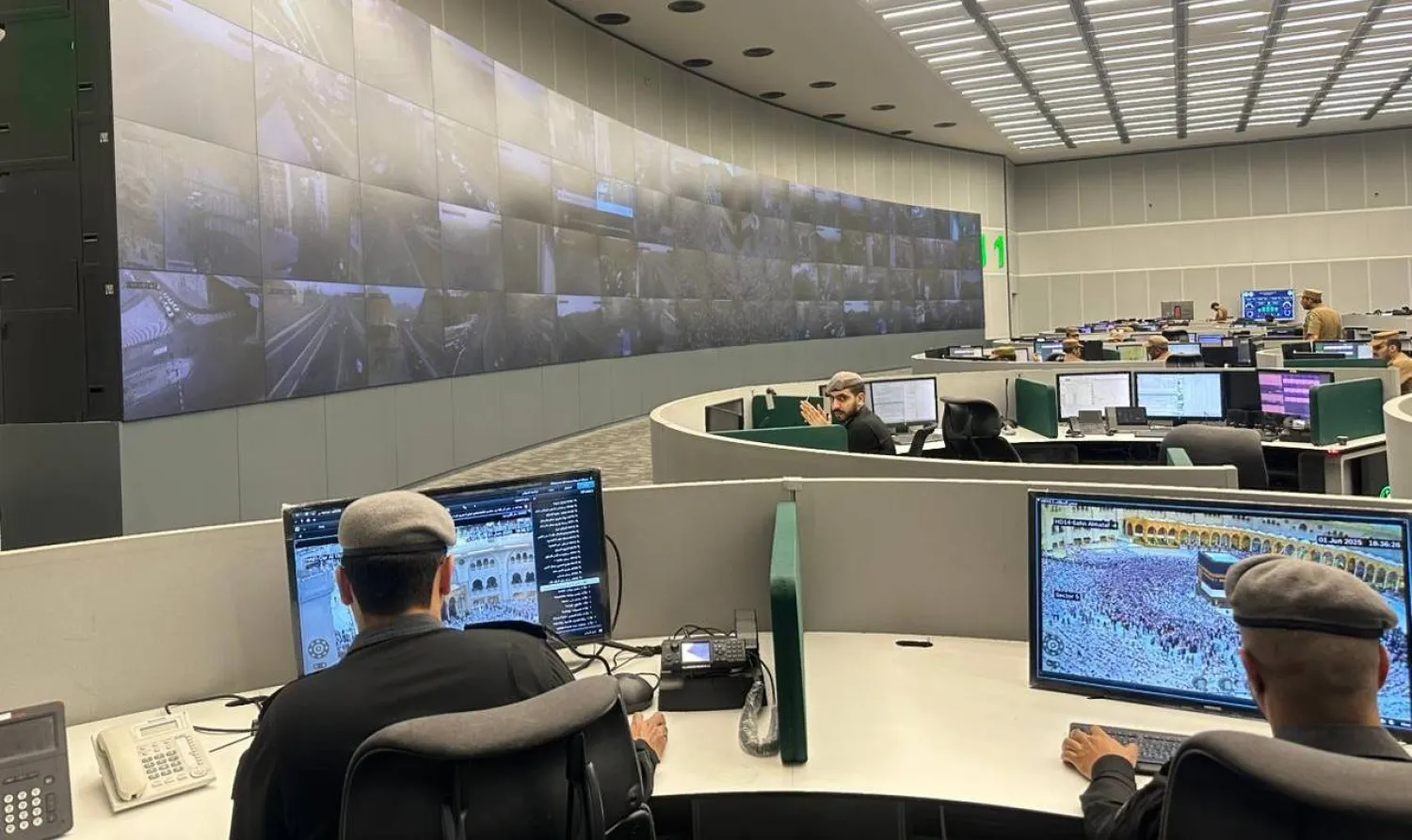 يعمل المركز على متابعة كثافة الحشود في الحرم المكي والحالة الأمنية والمرورية في مكة المكرمة (الشرق الأوسط)