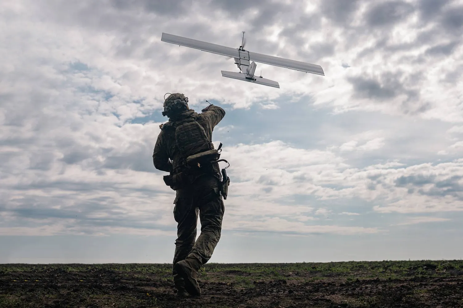 جندي أوكراني يطلق طائرة مسيَّرة (جهاز الأمن الأوكراني عبر «فيسبوك»)
