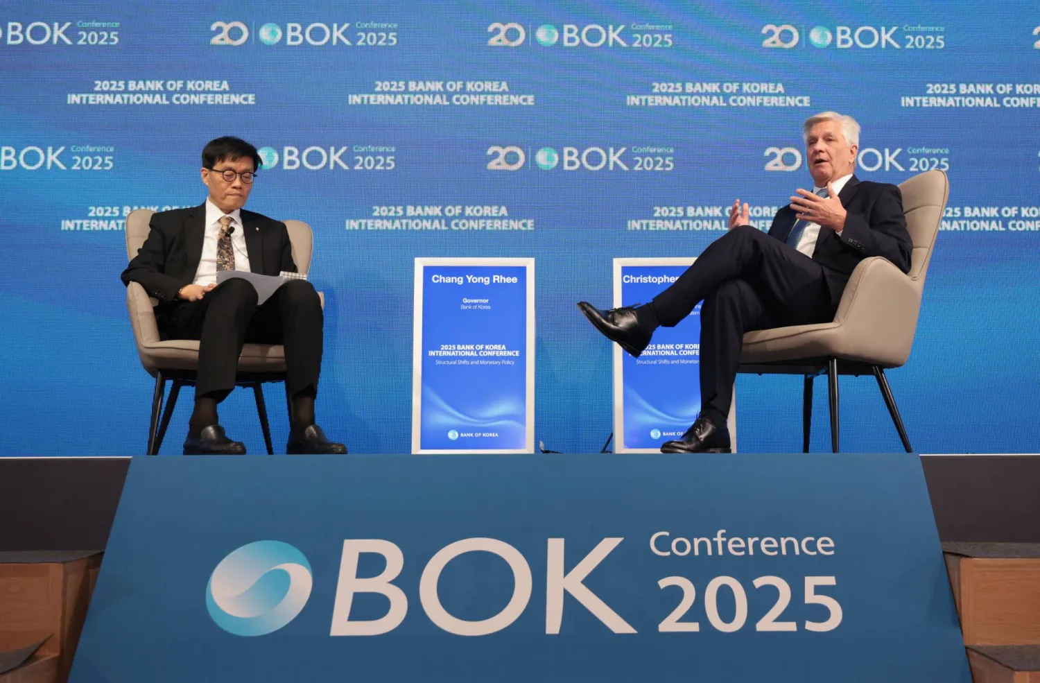 محافظ «الاحتياطي الفيدرالي» كريستوفر والر يتحدث مع محافظ بنك كوريا ري تشانغ يونغ خلال مؤتمر دولي بالبنك المركزي في سيول (د.ب.أ)