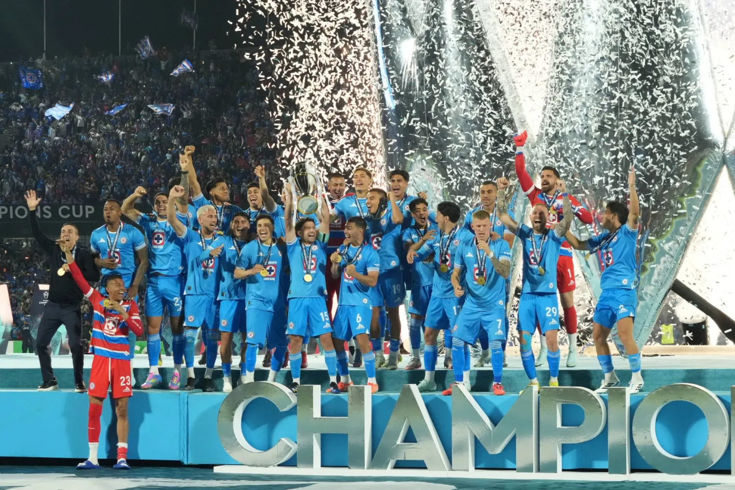 جانب من تتويج كروس أسول باللقب (رويترز)