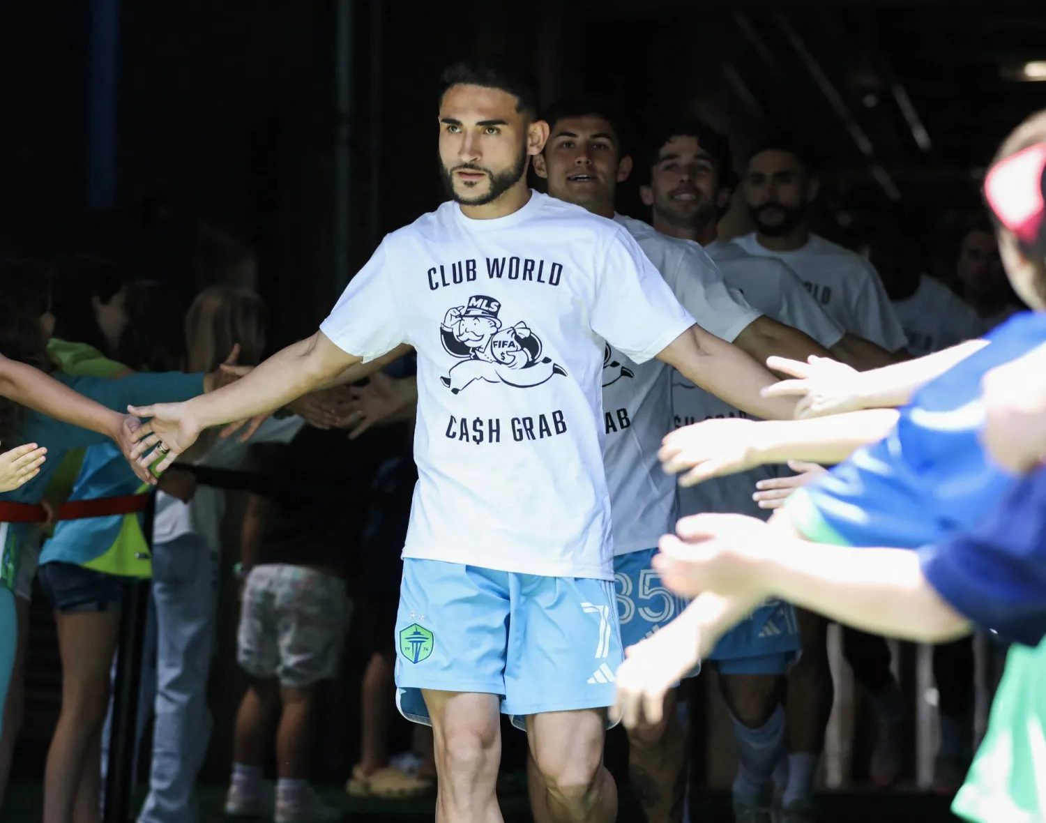 لاعبو سياتل ارتدوا قمصاناً تحمل شعاري «كاش جراب» و«فير شاير ناو» (أ.ف.ب)