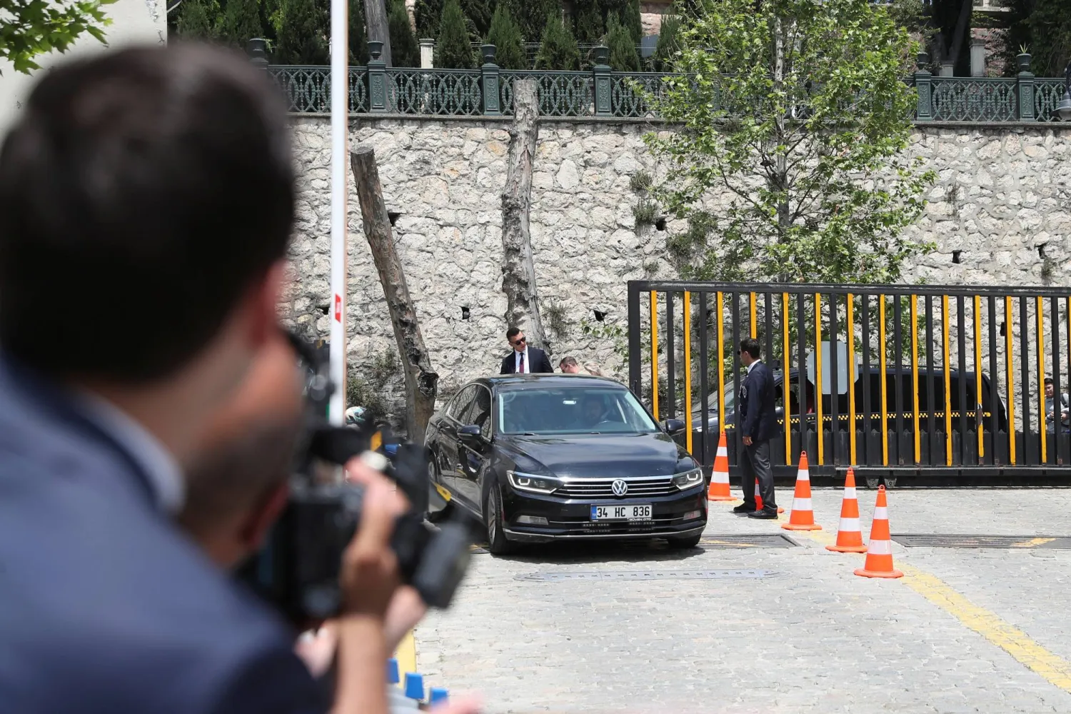 وصول سيارة إلى قصر شيراجان يإسطنبول حيث تعقد محادثات السلام بين الوفدين الروسي والإوكراني (رويترز)