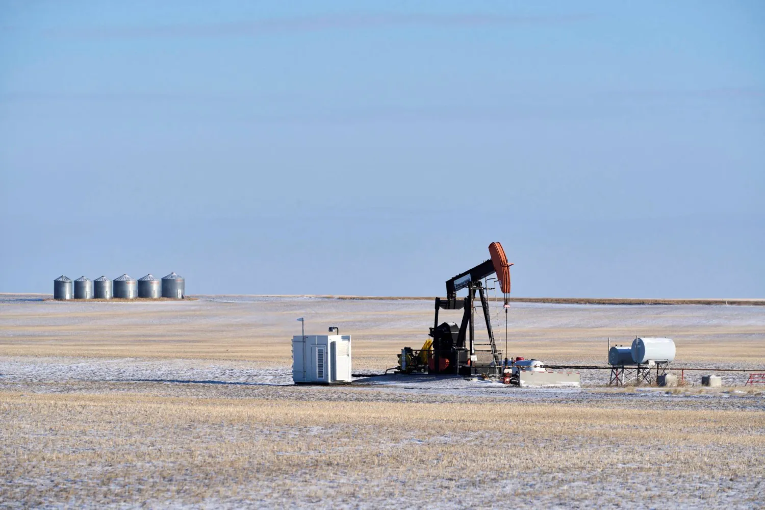 حفارة نفط بالقرب من كلاريشولم بألبرتا في كندا (رويترز)