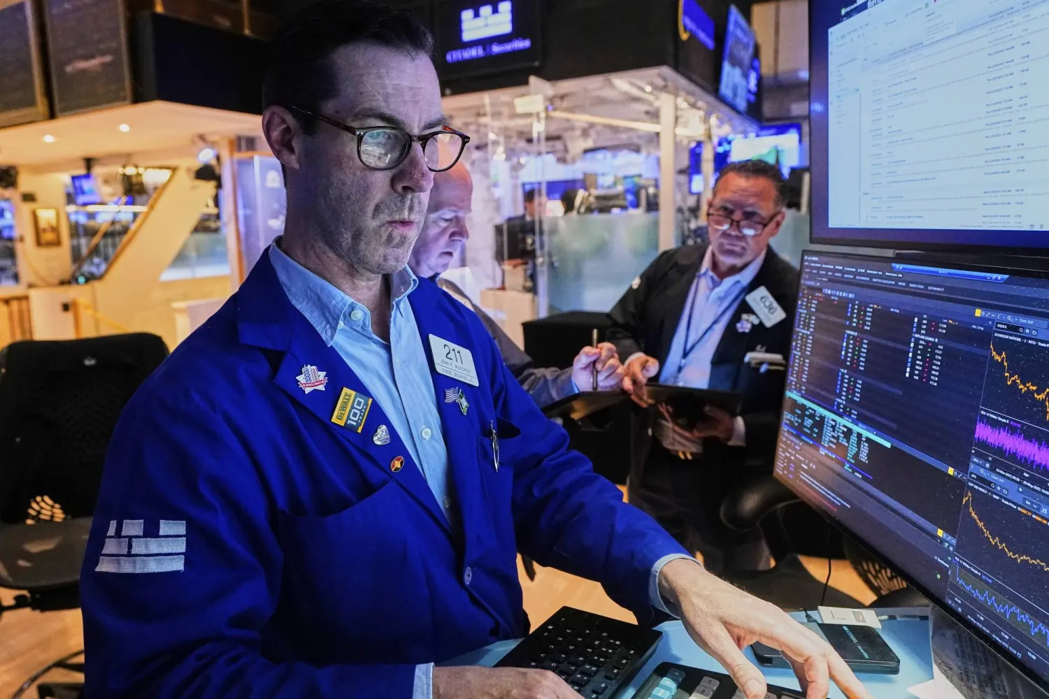 متداول يعمل في بورصة نيويورك (أ.ب)