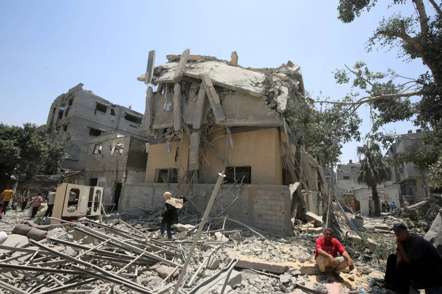 من موقع غارة إسرائيلية بمدينة غزة 1 يونيو 2025 (رويترز)