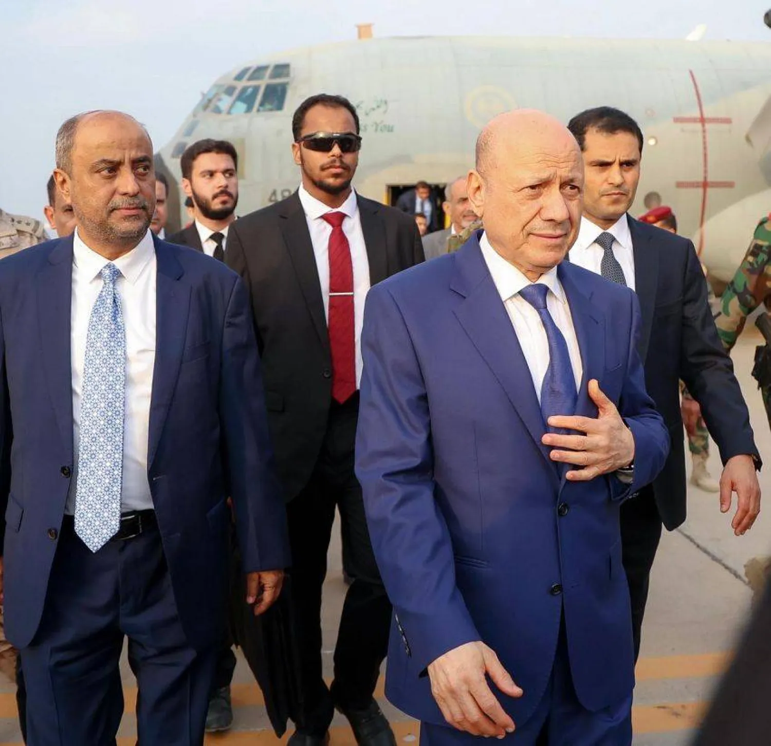 العليمي رفقة رئيس حكومته بن بريك يعودان إلى عدن لمواجهة الأزمة الاقتصادية (سبأ)