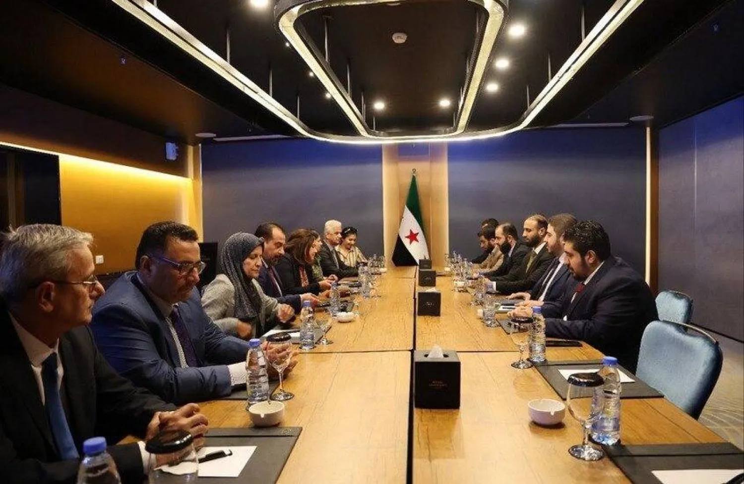  اللجنة الحكومية المختصة بإتمام الاتفاق مع «قسد» لمتابعة تنفيذ اتفاق 10 مارس الموقّع بين الرئيس أحمد الشرع والجنرال مظلوم عبدي (سانا)