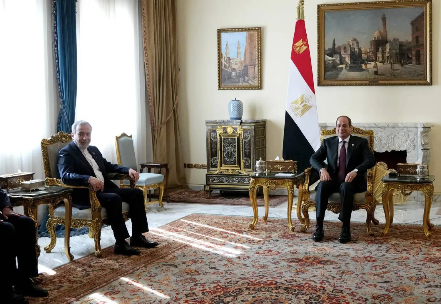 صورة ملتقطة في 2 يونيو 2025 بالقاهرة تظهِر الرئيس المصري عبد الفتاح السيسي خلال لقائه وزير الخارجية الإيراني عباس عراقجي (د.ب.أ)