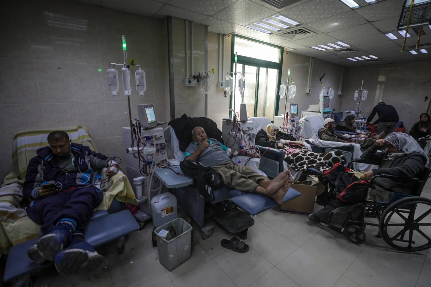 مرضى يخضعون لغسل الكلى داخل «مستشفى الأقصى» في دير البلح بقطاع غزة يوم 17 مارس 2024 (إ.ب.أ)