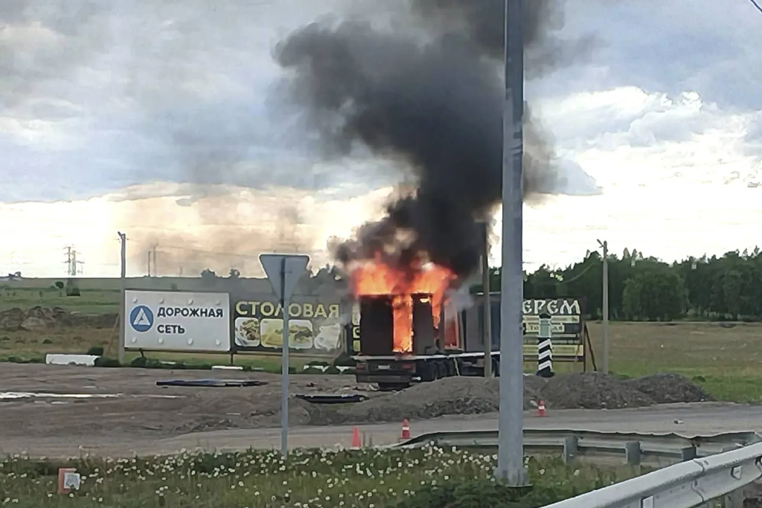 احتراق شاحنة تم استخدامها لإطلاق مسيرات أوكرانية بمنطقة إيركوتسك في شرق سيبيريا الأحد (أ.ب)