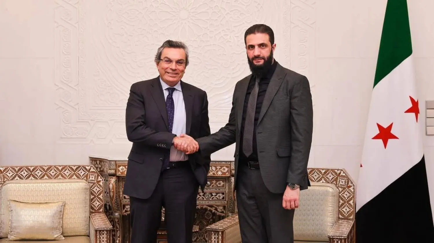 لقاء الرئيس الشرع ورجل الأعمال السوري أيمن الأصفري الذي سيسهم في قطاع النفط السوري عبر شركته «بتروفاك Petrofac» (الإخبارية)