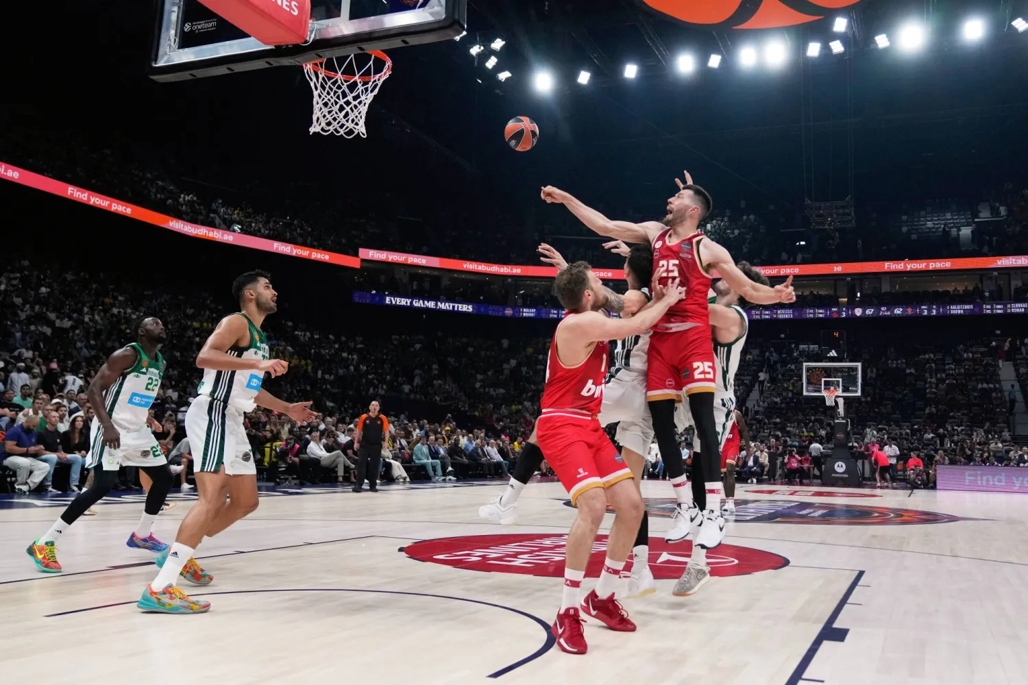 قررت الحكومة اليونانية الاثنين تأجيل مباراة كرة السلة بين الغريمين المحليين أولمبياكوس وباناثينايكوس (أ.ب)