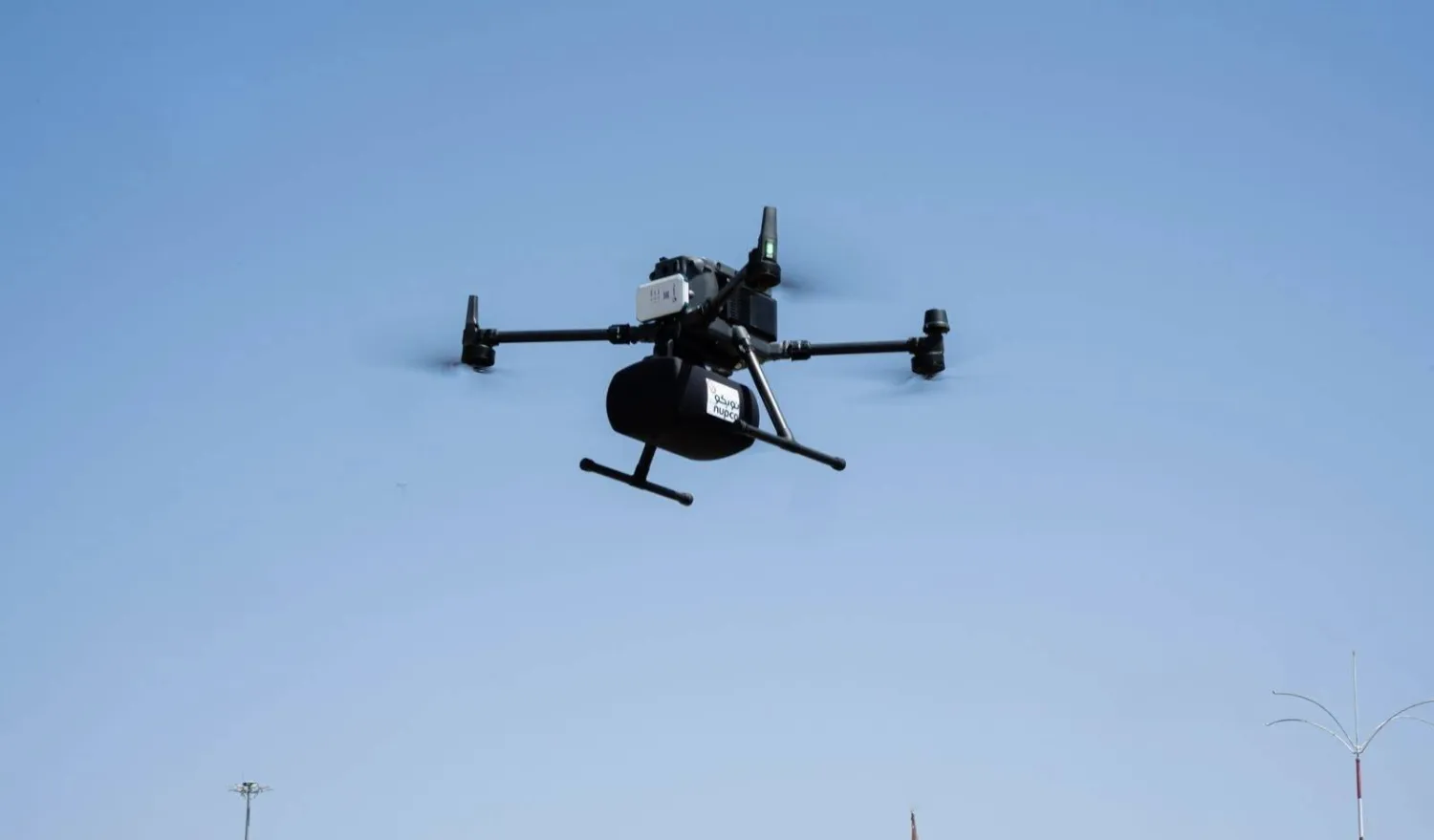 الدرون تختصر رحلة نقل الأدوية إلى دقائق معدودة بين الحشود (واس)