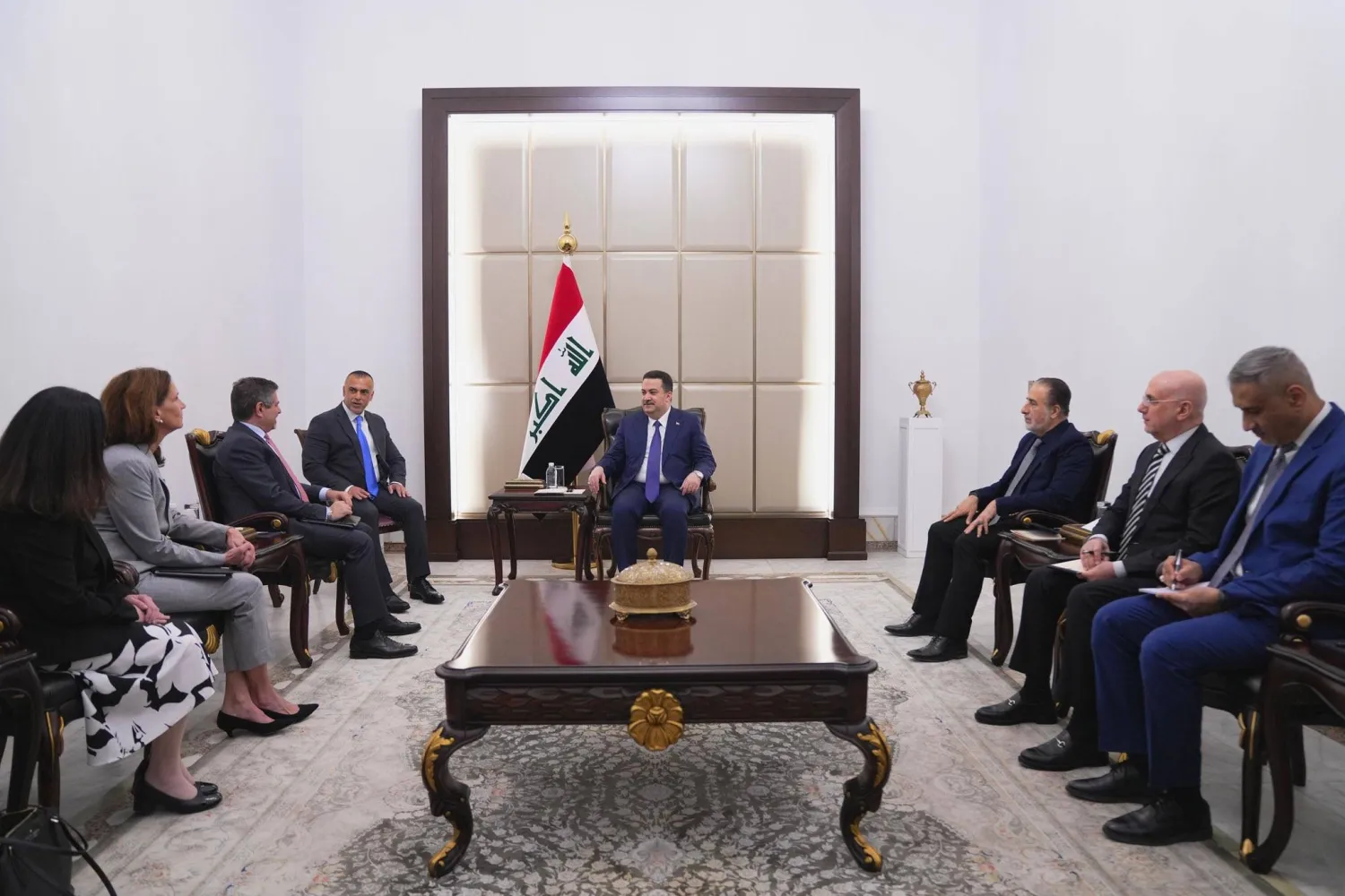 رئيس وزراء العراق محمد شياع السوداني مستقبلاً القائم بأعمال السفارة الأميركية ستيفن فاغن الاثنين (إكس)