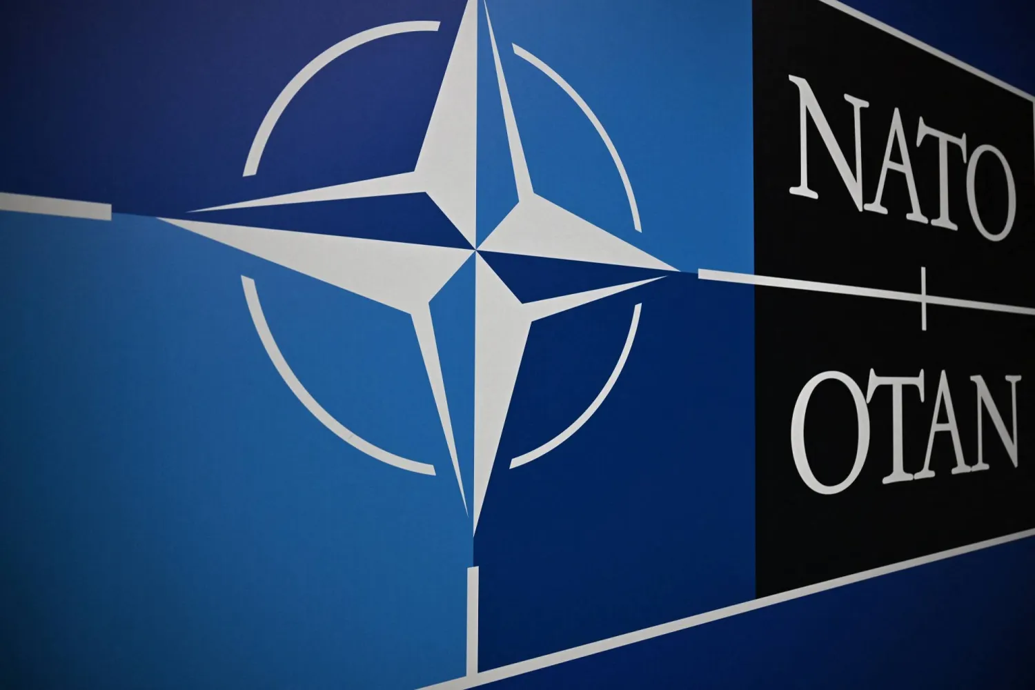 شعار حلف شمال الأطلسي (الناتو) (أ.ف.ب)