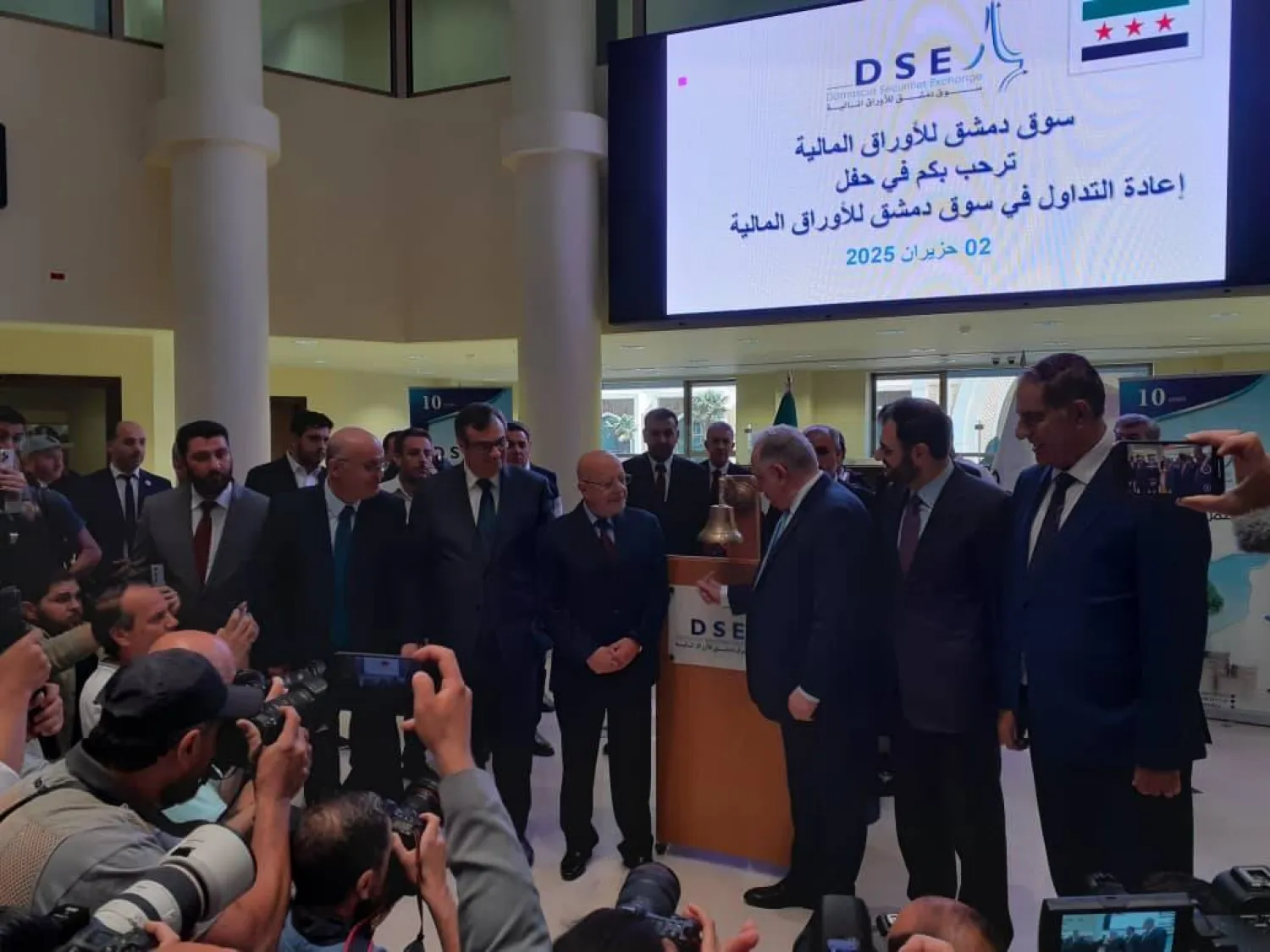 المسؤولون السوريون يقرعون الجرس إيذاناً بإعادة افتتاح سوق دمشق (الشرق الأوسط)