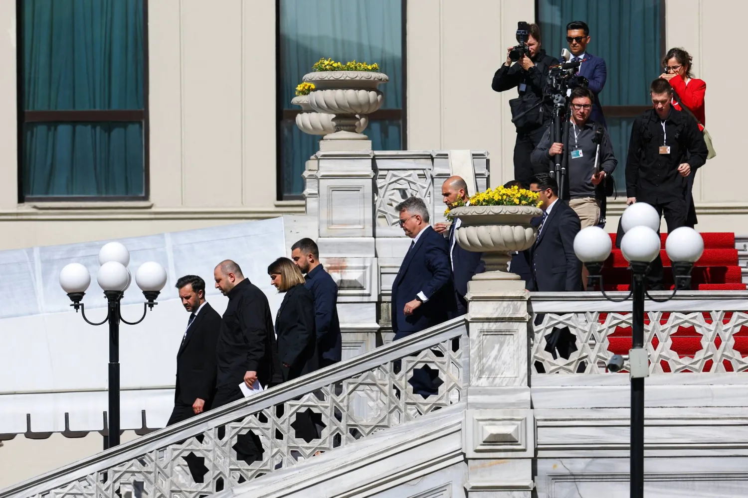الوفد الأوكراني يغادر قصر تشيراغان بإسطنبول حيث عقدت الجولة الأخيرة من المفاوضات (رويترز)