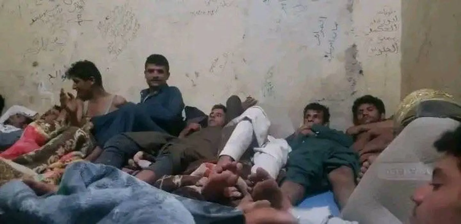 صورة مسربة لعدد من بائعي نبتة القات داخل مقر احتجازهم التابع للجماعة الحوثية (إكس)