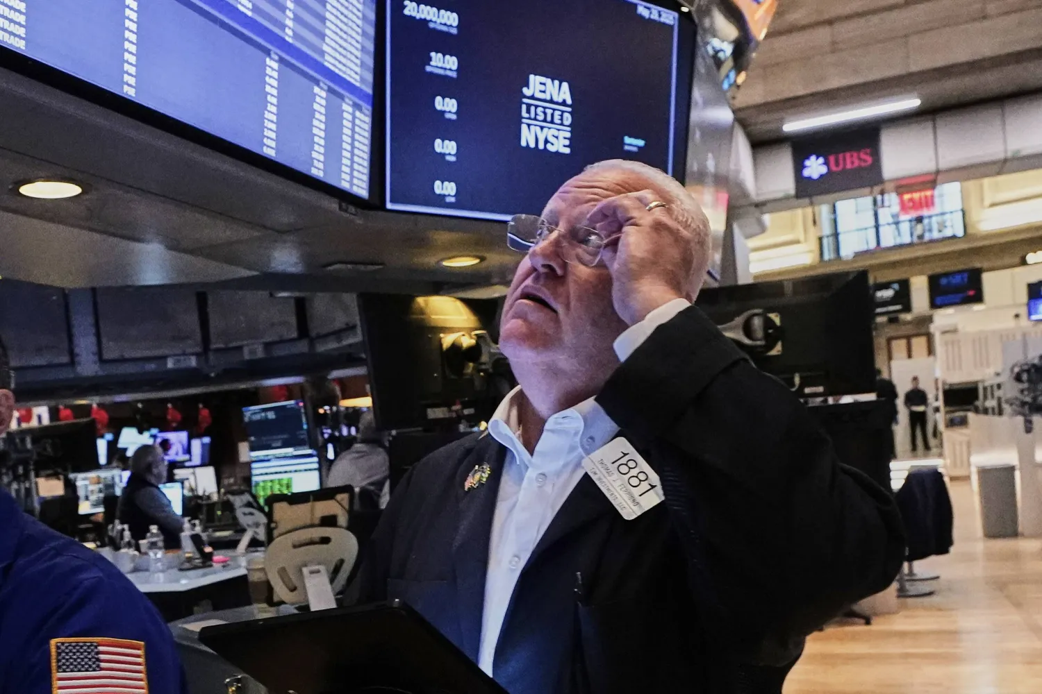متداول يعمل في قاعة بورصة نيويورك (أ.ب)