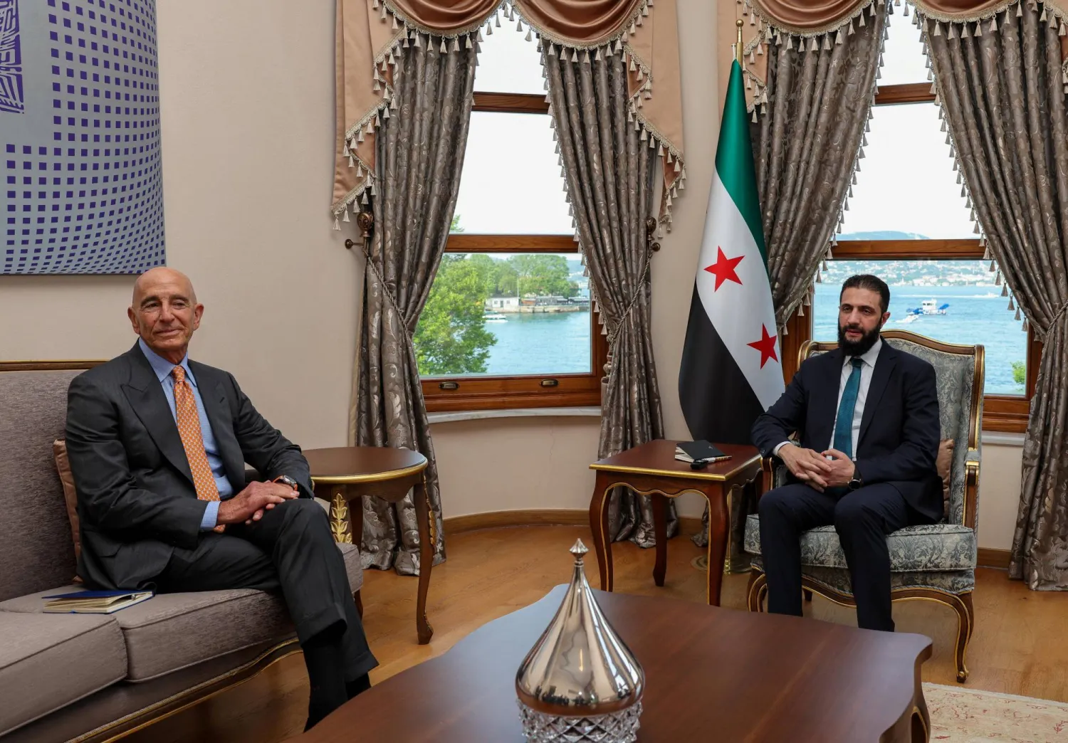 الرئيس السوري أحمد الشرع والمبعوث الأميركي إلى سوريا توماس براك (رويترز)