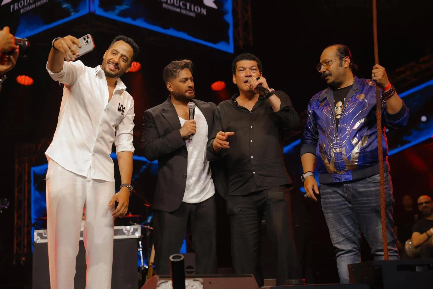 تامر حسني يتوسط أبطال فيلم «ريستارت» خلال وجودهم بأحدث حفلاته الغنائية (حساب تامر حسني على فيسبوك)