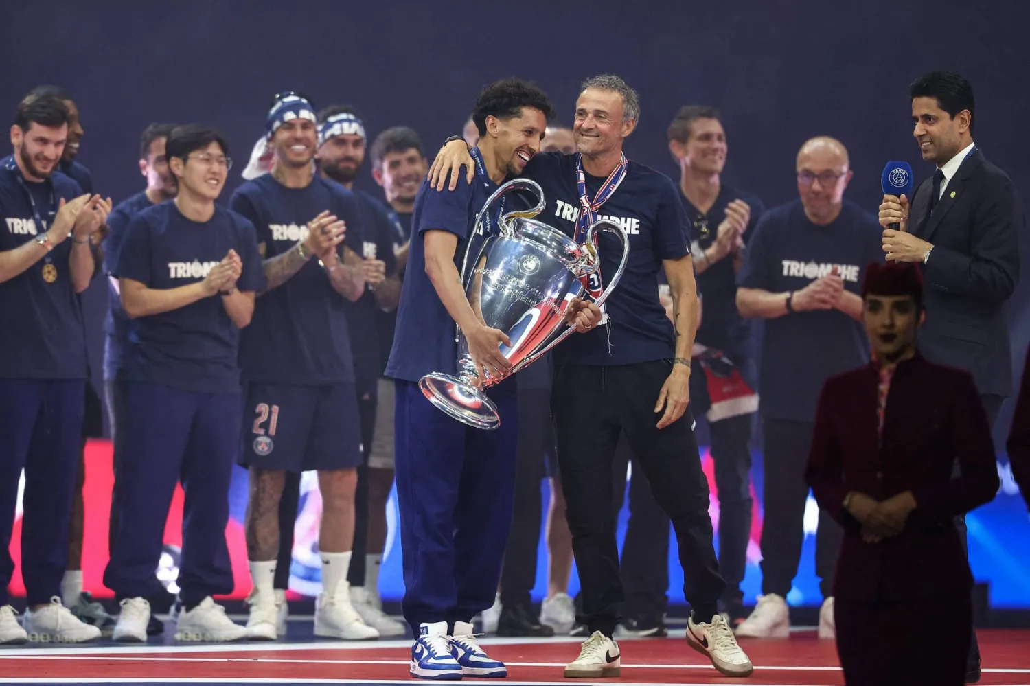 احتفالية لاعبي باريس سان جيرمان ومدربهم ورئيس النادي باللقب الأوروبي الأرفع (أ.ف.ب)